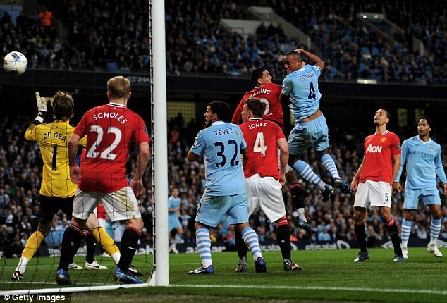Vòng 36. City 1 United 0: Cú đánh đầu của Kompany đưa Man City trở lại ngôi đầu bảng nhờ hiệu số bàn thắng - bại.